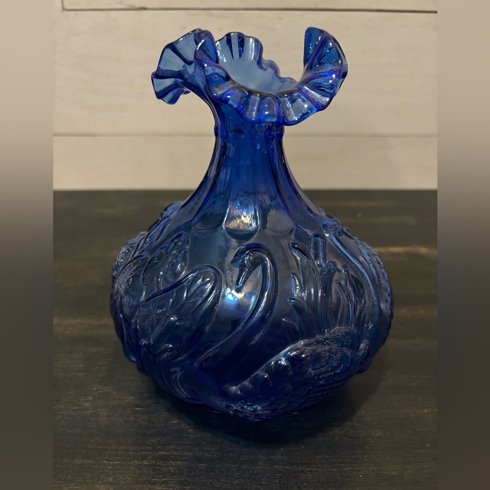 Fenton Royal Pond Swan Vase.